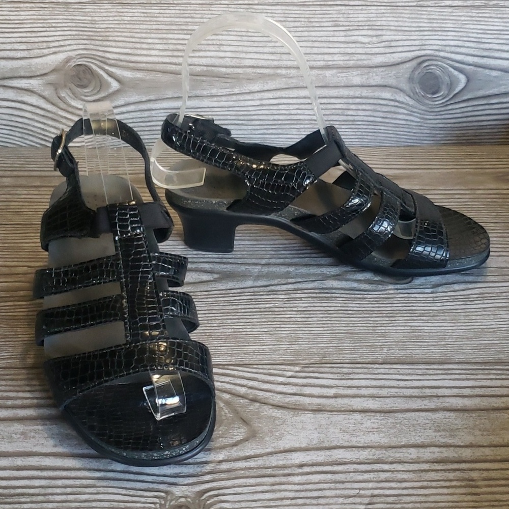 SAS 6W black straps open toe low heel woman sandals